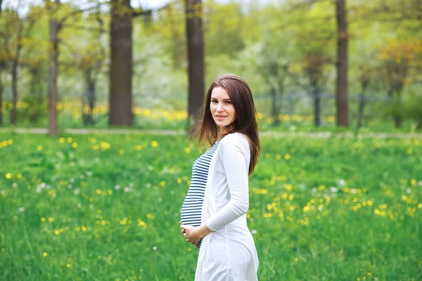 Έγκυος που ποζάρει στο πάρκο — Φωτογραφία Αρχείου