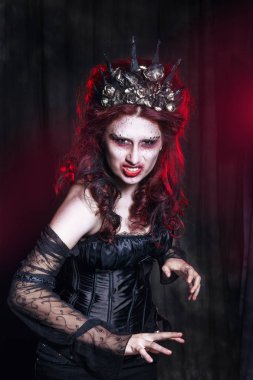 kadın canavar. Yaratıcı koyu makyaj, Cadılar Bayramı için kavramsal fikir.