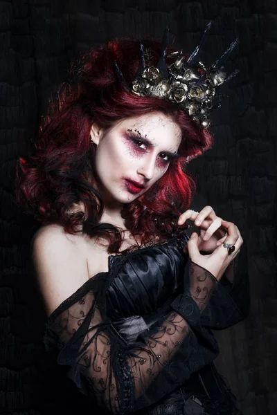 Femme monstre. maquillage sombre créatif, idée conceptuelle pour Halloween . — Photo