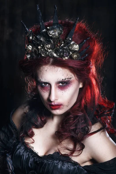 Mostro donna. Trucco creativo scuro, idea concettuale per Halloween . — Foto Stock