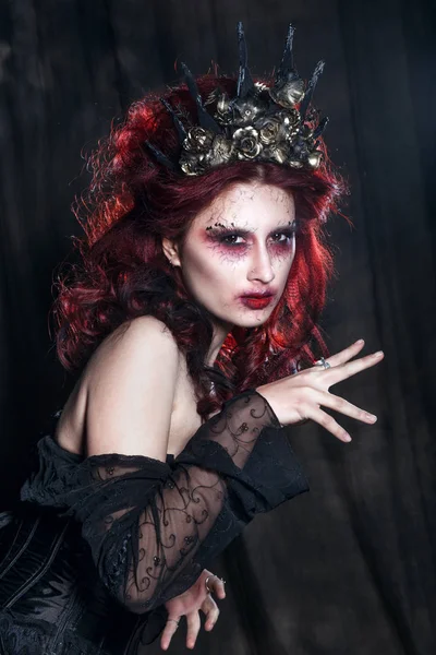 Femme monstre. maquillage sombre créatif, idée conceptuelle pour Halloween . — Photo