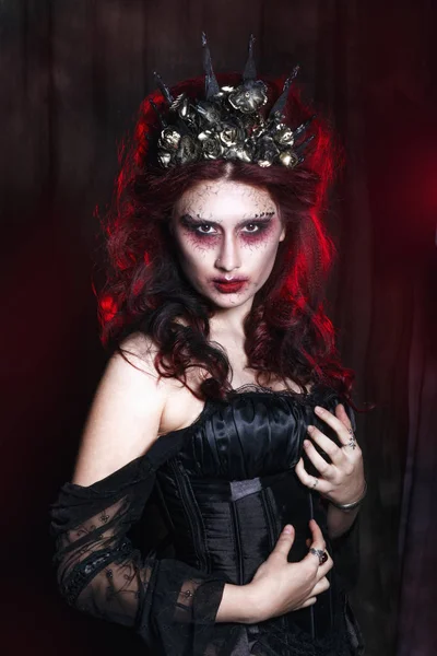 kadın canavar. Yaratıcı koyu makyaj, Cadılar Bayramı için kavramsal fikir.