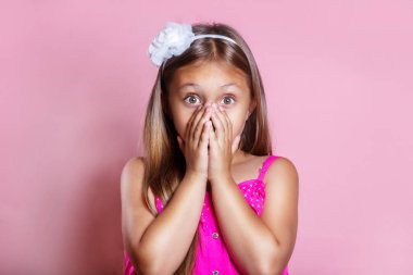 Çocuk elleri ile sürpriz yüzündeki ifade