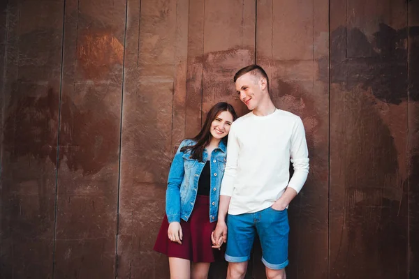 Jovem casal apaixonado abraçar uns aos outros na cidade — Fotografia de Stock