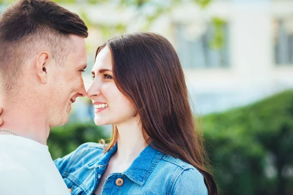 Jong koppel in liefde omhelzen elkaar in stad — Stockfoto