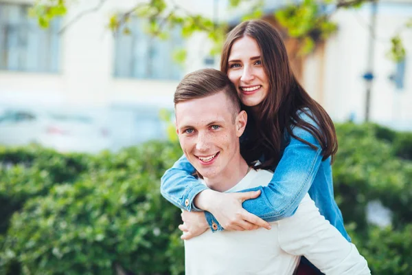 Junges Paar hat Spaß in der Stadt. — Stockfoto