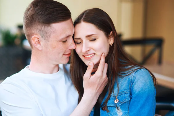 Man and woman dating in cafe . Happy couple drinking coffee in outdoors cafe on summer vacation — Stock Photo, Image