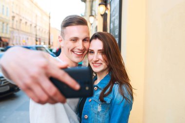 Şehirde fotoğraf çeken turistler