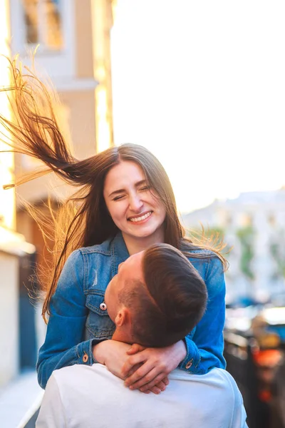 Nahaufnahme eines jungen Paares, das im Freien lächelt. junges Paar bei Sonnenuntergang in der Stadt — Stockfoto