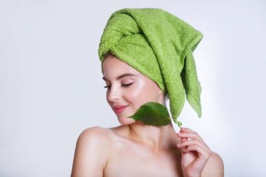 başında yeşil bir havlu ile genç güzel kadın