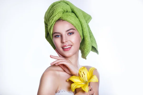 Лицо девушки из СПА. Молодая красивая белая женщина после ванны — стоковое фото