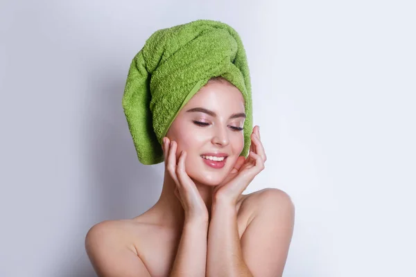 Close-up de bela jovem com toalha de banho verde — Fotografia de Stock