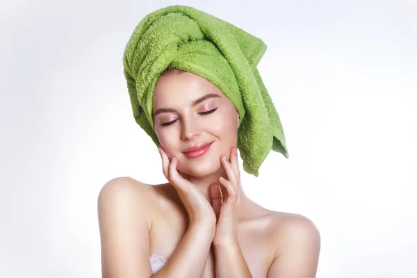 Крупный план красивой молодой женщины с зеленым полотенцем для ванны — стоковое фото