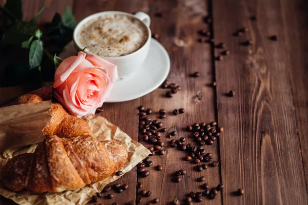 Kahve ve kahve çekirdekleri, kruvasan kahverengi ahşap tablo