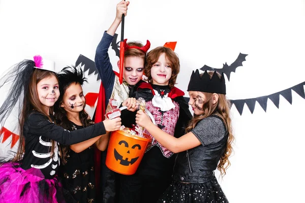 Kinderen in halloween kostuums vertonen grappige gezichten — Stockfoto