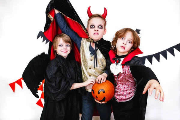 Gyerekek halloween jelmezben vicces arcokat mutatnak. — Stock Fotó