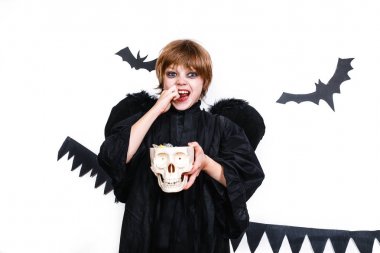 Eğleniyor Kara Melek kostümlü mutlu çocuk