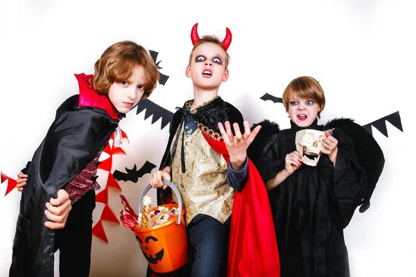 Nevető vicces gyerekek halloween jelmez. csokit vagy csalunk — Stock Fotó