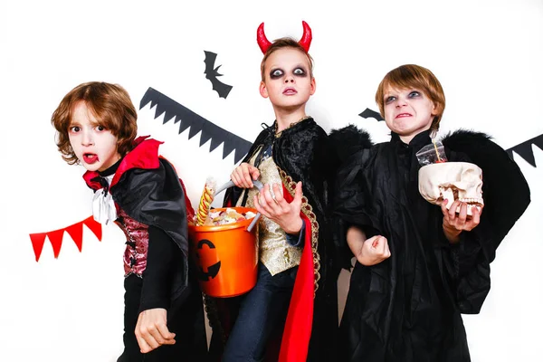 Ridere bambini divertenti in costume in halloween.Trick o Treat — Foto Stock