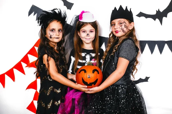 Grappige kinderen lachen in kostuums in halloween — Stockfoto