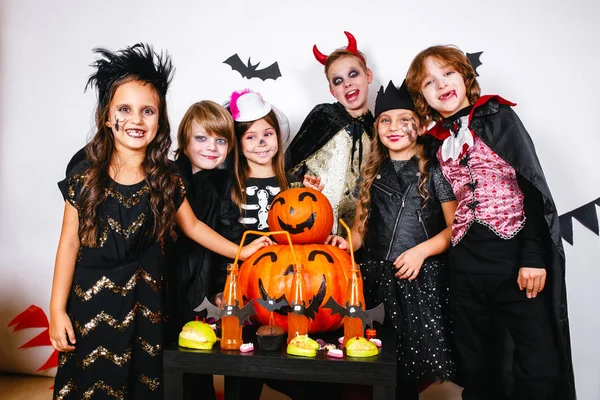 Fratelli felici e due sorelle alla festa di Halloween — Foto Stock