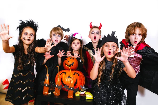 Glückliche Brüder und zwei Schwestern auf Halloween-Party — Stockfoto