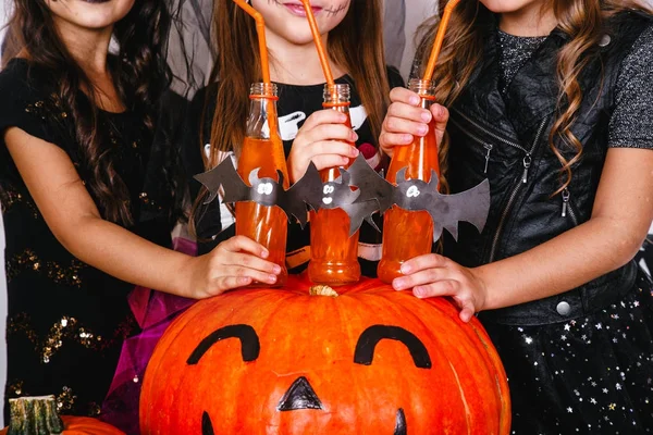 Fratelli felici e due sorelle alla festa di Halloween — Foto Stock