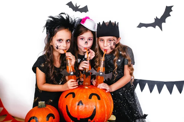 Gelukkig broers en twee zussen op Halloweenfeest — Stockfoto