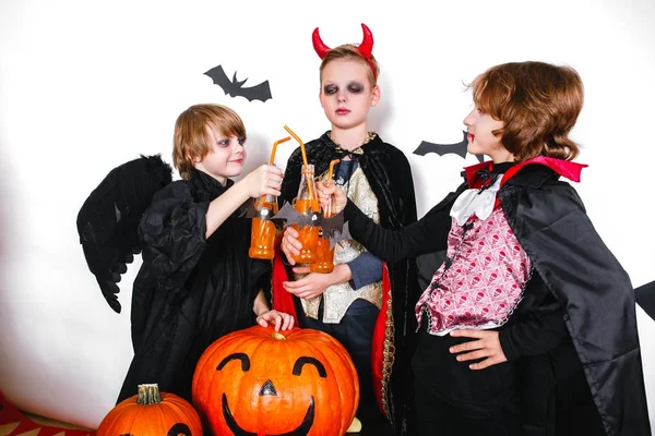 Mutlu erkek ve iki kız Cadılar Bayramı partisi — Stok fotoğraf
