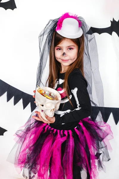 Menina feliz em um traje esqueleto se divertindo — Fotografia de Stock