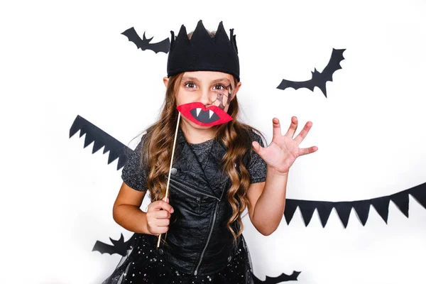 Gelukkig meisje in een halloween kostuum plezier — Stockfoto