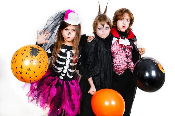 Счастливые братья и две сестры на вечеринке Хэллоуина — стоковое фото