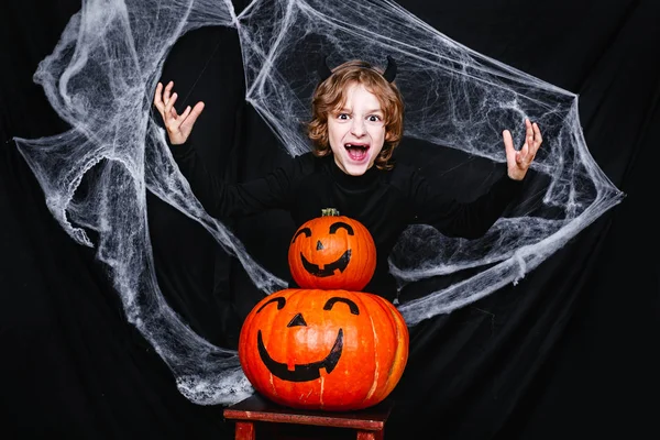 楽しいカボチャのハロウィーンの衣装の少年 — ストック写真
