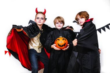 Cadılar Bayramı partisi. Komik çocuk kabak ile karnaval kostümleri