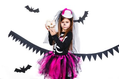 Mutlu kız eğleniyor bir iskelet kostüm