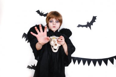 Eğleniyor Kara Melek kostümlü mutlu çocuk