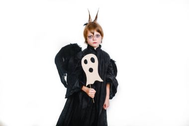 Eğleniyor Kara Melek kostümlü mutlu çocuk