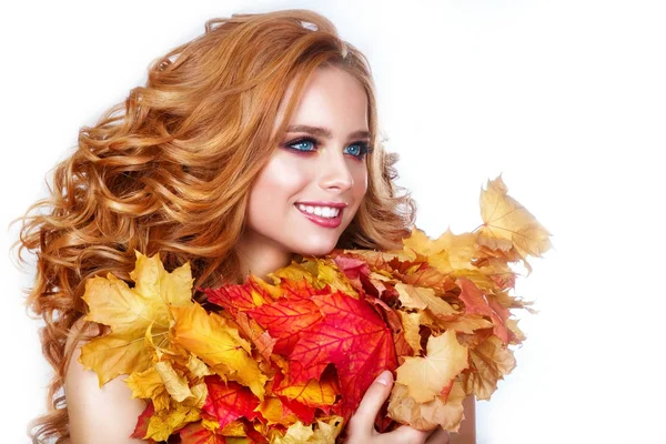 Podzimní žena s světlé listy. — Stock fotografie
