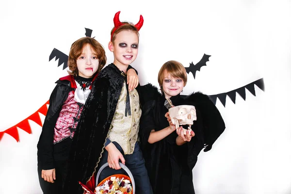 Cadılar Bayramı kostümlü çocuklar komik yüzler sergiliyor. . — Stok fotoğraf
