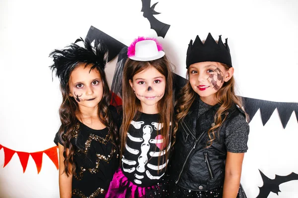 Діти в костюмах Хеллоуїна показують смішні обличчя — стокове фото