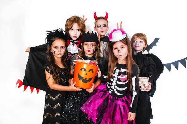 Halloween-feest. Grappige kinderen in carnaval kostuums — Stockfoto