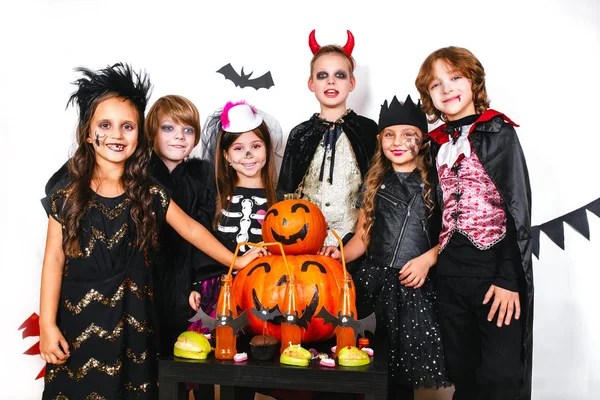 Cadılar Bayramı partisi. Komik çocuk karnaval kostümleri — Stok fotoğraf