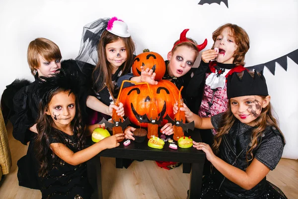 Festa di Halloween. Bambini divertenti in costumi di carnevale — Foto Stock