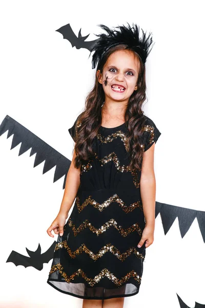 Chica feliz en un disfraz de Halloween divertirse — Foto de Stock