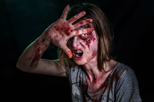 Närbild porträtt av hemsk zombie kvinna med sår. Fasa. Halloween affisch. — Stockfoto