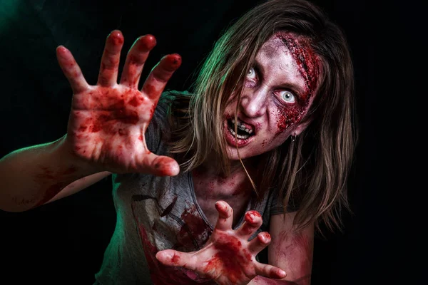 Retrato de cerca de una horrible mujer zombi con heridas. Horror. Cartel de Halloween . — Foto de Stock