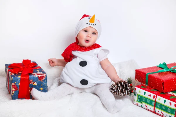 Bebé feliz en traje de muñeco de nieve con cajas de regalo de regalo de Navidad —  Fotos de Stock