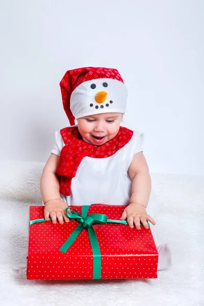 Bebé feliz en traje de muñeco de nieve con regalo de Navidad caja de regalo —  Fotos de Stock