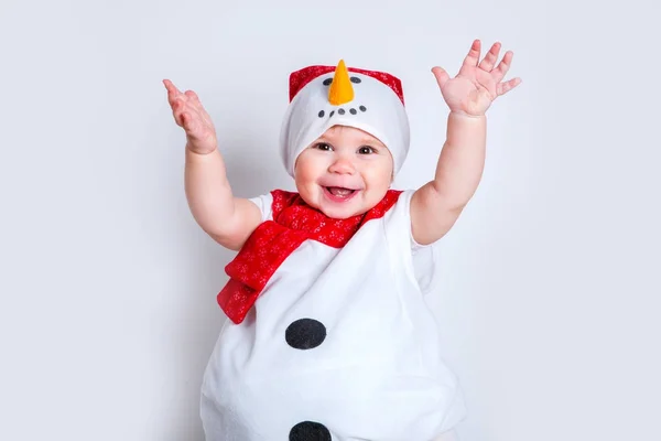 Sorprendida niña atractiva en traje de Navidad divertirse. Primer plano retrato niña en traje de muñeco de nieve —  Fotos de Stock