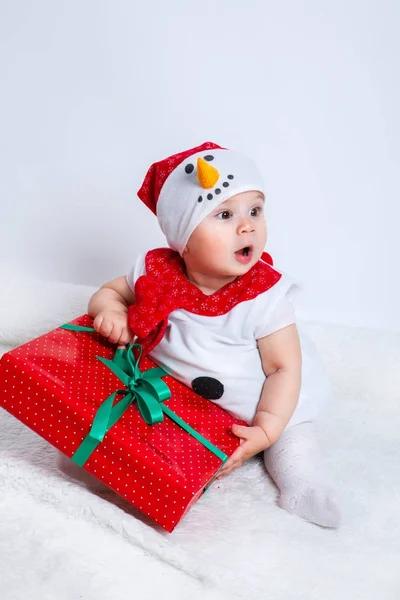 Bebé feliz en traje de muñeco de nieve con cajas de regalo de regalo de Navidad —  Fotos de Stock